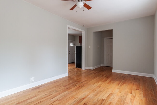 Building Photo - 3723 N Pine Grove Ave