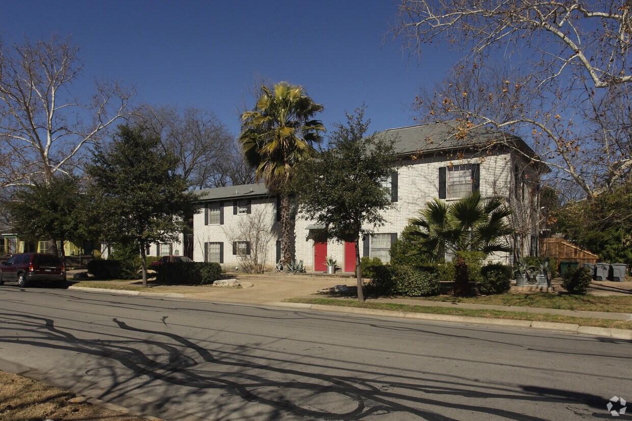 Primary Photo - 1700 Houston St. Apts