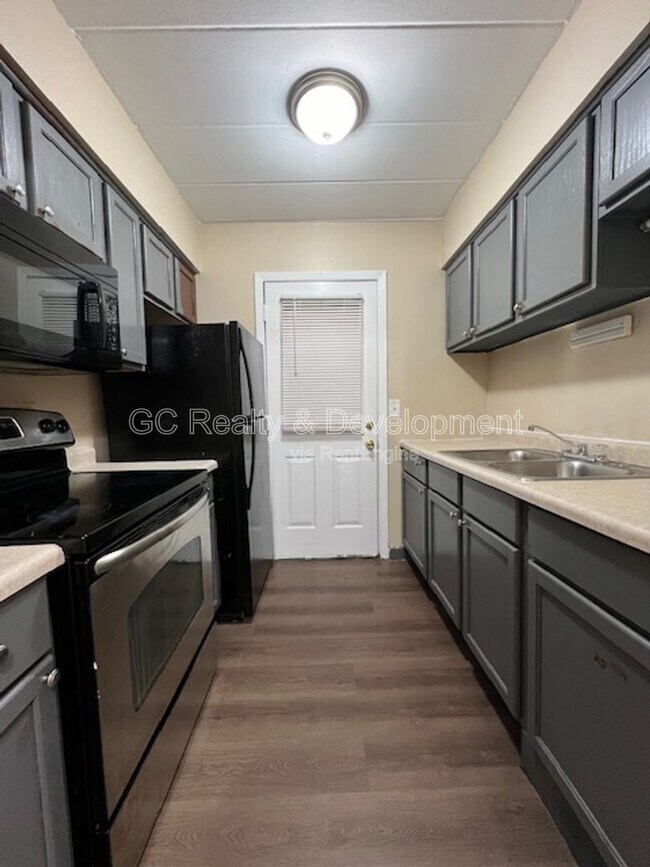 Building Photo - 350 Wilson Ave