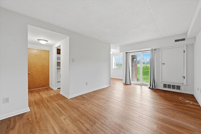 Foto del edificio - 2 Bedroom 1 Bathroom first floor Goshen Valley flat!