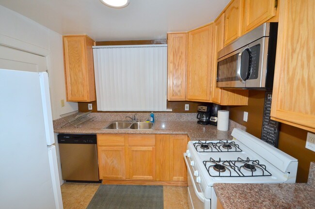 Building Photo - 1529 N Bronson Ave