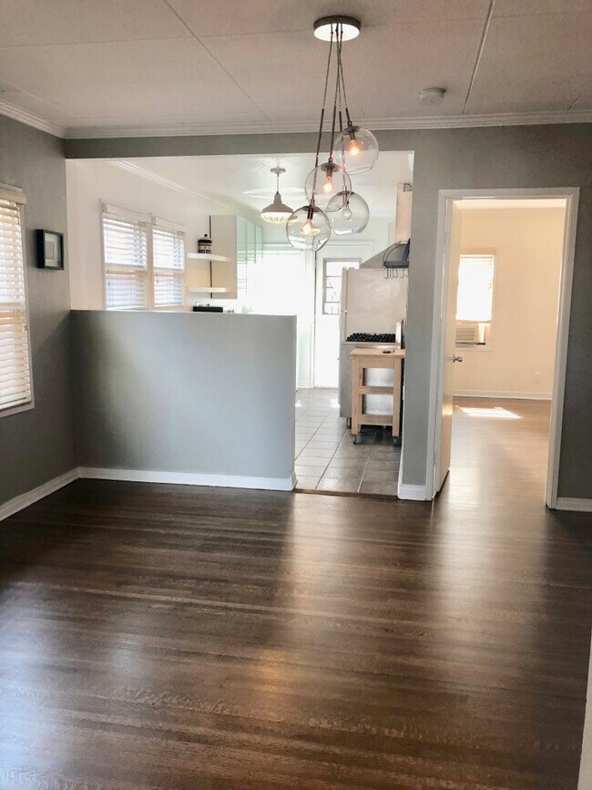 Building Photo - Stunning & Spacious Duplex w/Hwd+Laundry i...