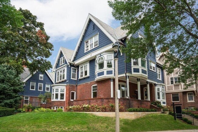 Building Photo - 2359 N Wahl Ave