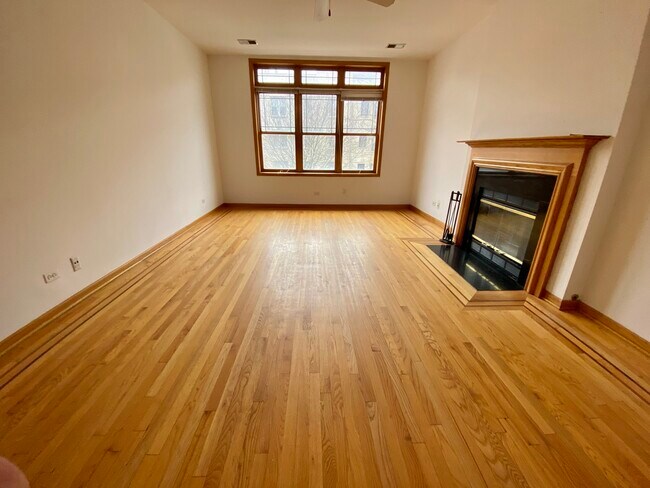 Building Photo - 4233 N Kenmore Ave
