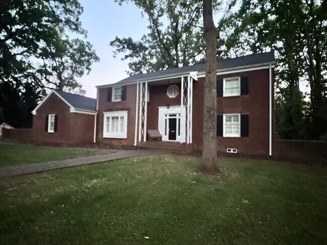 Building Photo - 906 Crescent Cir