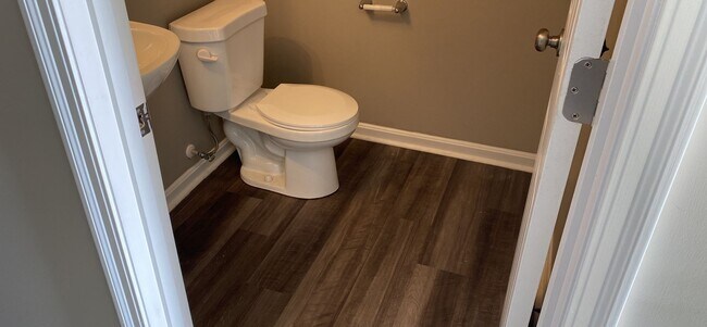 Building Photo - 806 Prescot Circle 4BR/2.5BA (Trenton)
