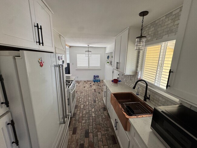 Foto del edificio - Meticulously Maintained Single-Story Home with Private Pool in Canterbury Village!