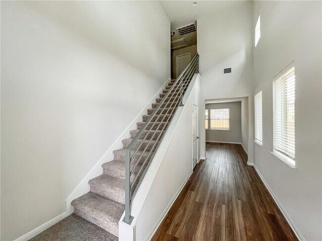 Building Photo - 261 Hauser Dr