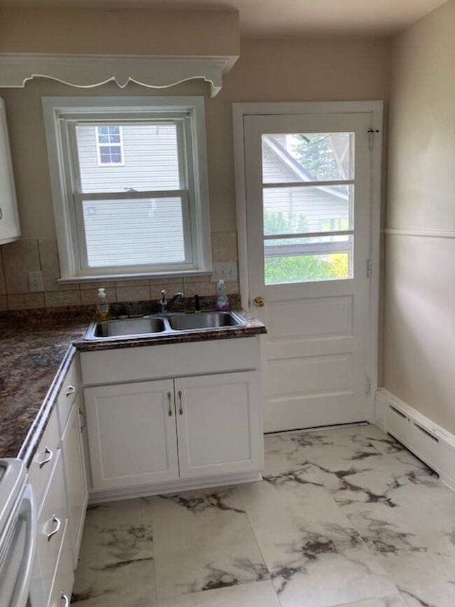 Building Photo - 4 br, 2 bath House - 685 STEELSTOWN RD