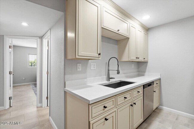 Building Photo - 7430 E Chaparral Rd