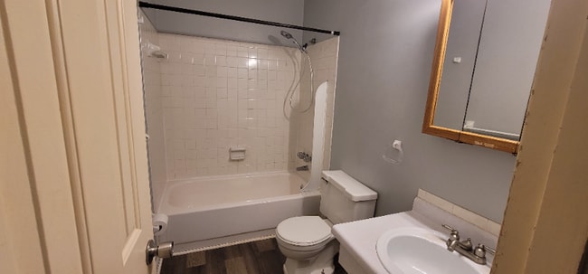 Building Photo - 3500 Warwick Dr