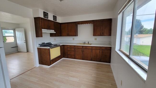 Building Photo - 1660 Grandview Dr