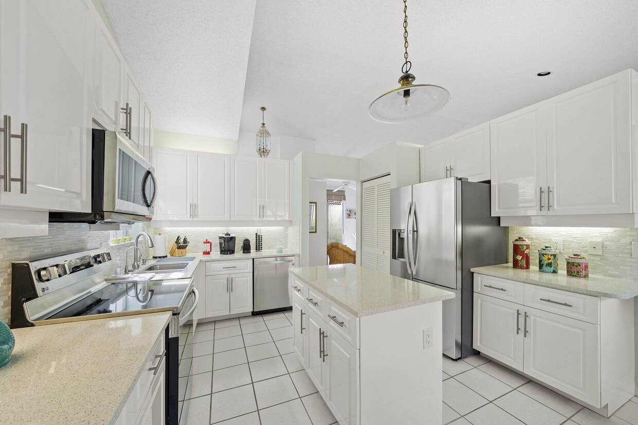 Primary Photo - 13853 Palm Grove Pl