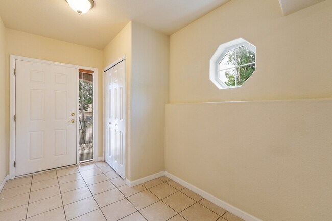 Building Photo - 5076 Peak Villa Heights