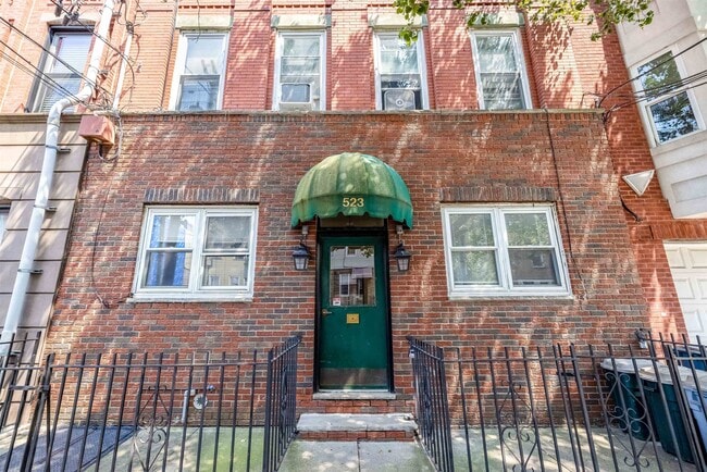 Building Photo - 523 Adams St