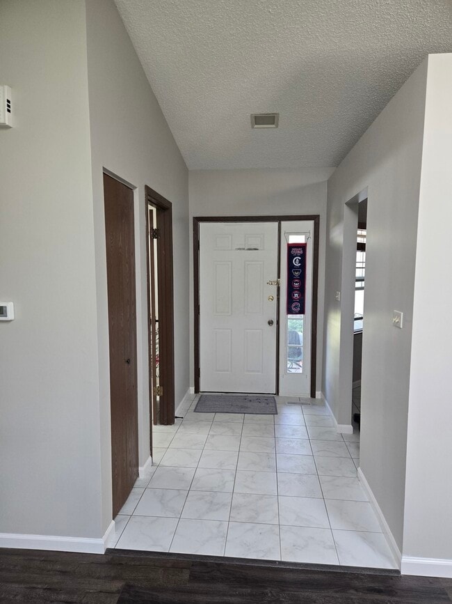 Building Photo - 4480 Shorewood Ct