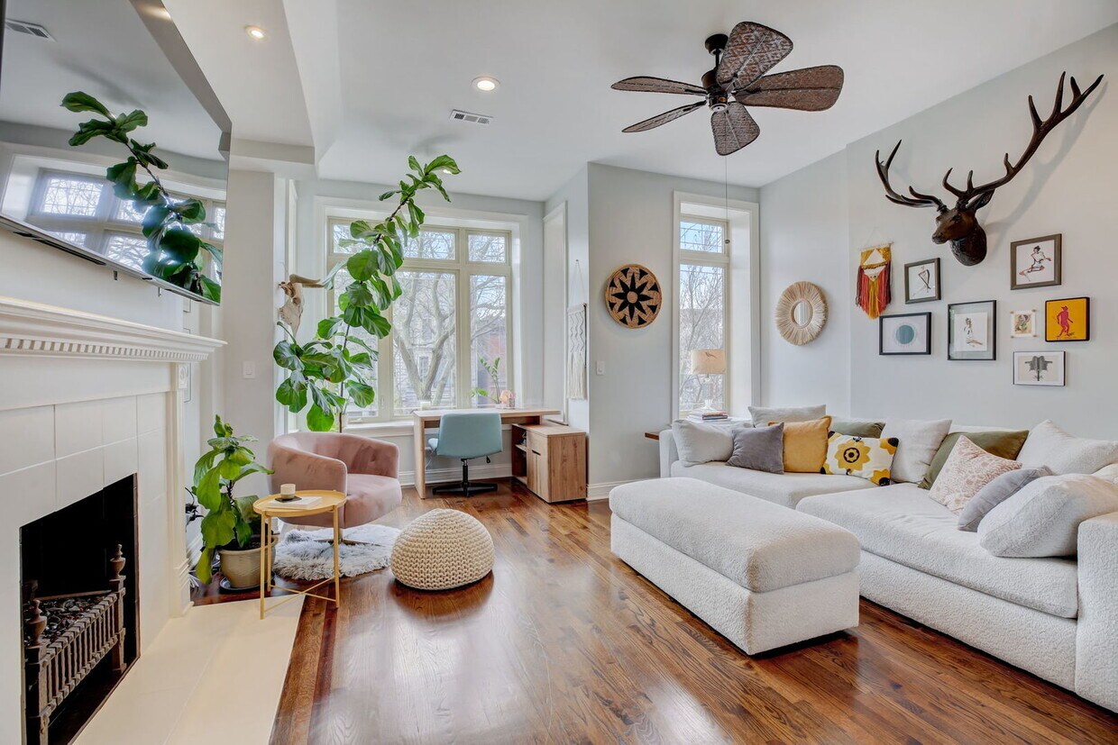 Living #1 - 2250 W Adams St