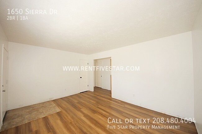 Building Photo - 2 Bedroom Apartment With NEW Flooring! Vis...