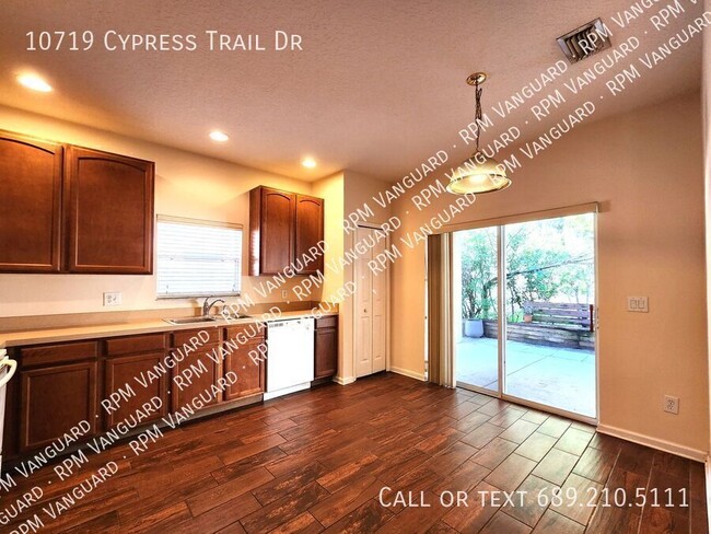 Building Photo - 10719 Cypress Trail Dr