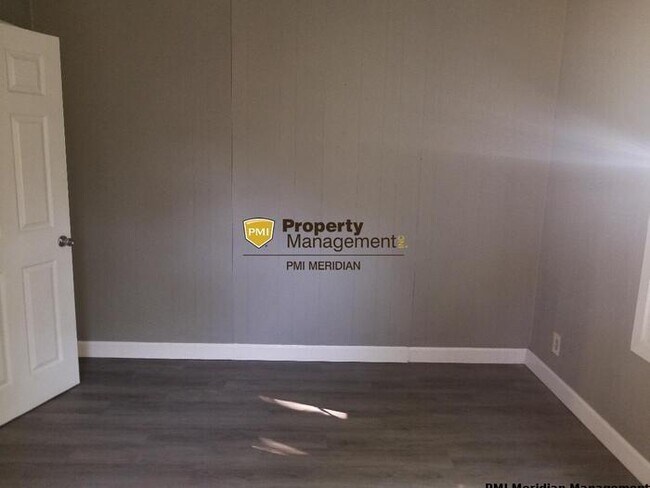 Building Photo - 2 Bed 1 Bath Duplex!!