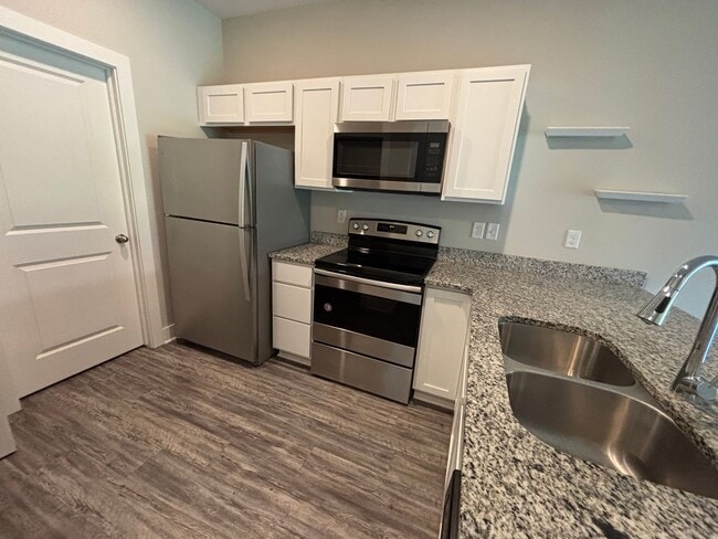 Foto del edificio - Spacious 3BR Home with Granite Kitchen & Covered Patio Near 53rd & Meridian