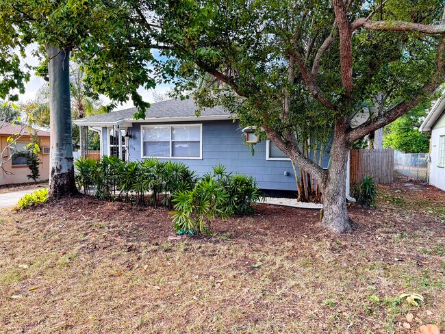 Foto del edificio - 704 Yelvington Ave