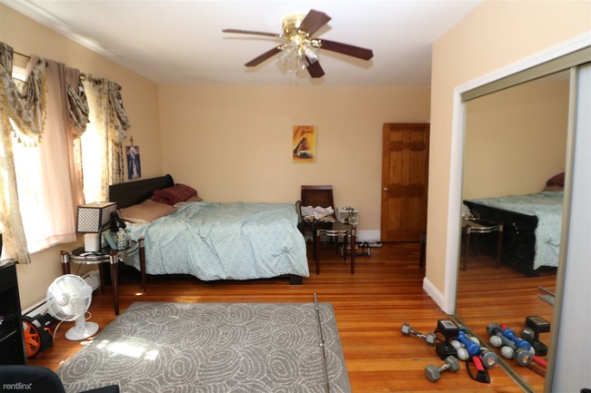 Building Photo - 4 br, 1 bath Duplex - 10 Stevens St