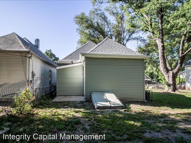 Building Photo - 2 br, 2 bath House - 4430 E 10th St