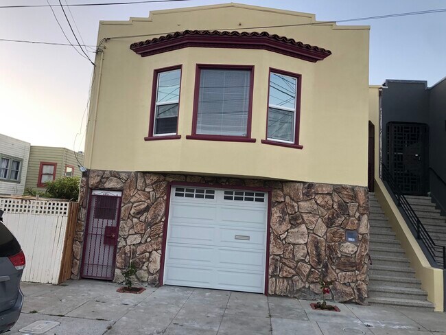 Building Photo - 172 Del Monte St