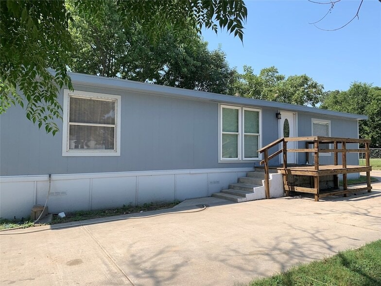 Primary Photo - 1412 Sheri Ln S