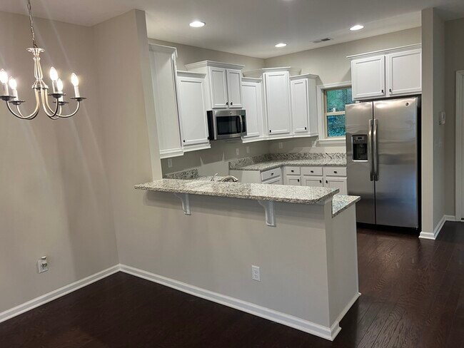 Building Photo - Beautiful 3 Bedroom 2.5 bath Townhome in t...