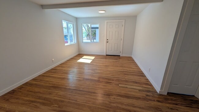 Building Photo - 1406 W Vogel Ave