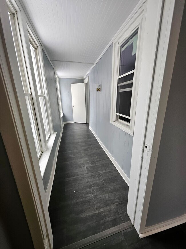 Foto del edificio - Lower 2 bedroom unit East Side