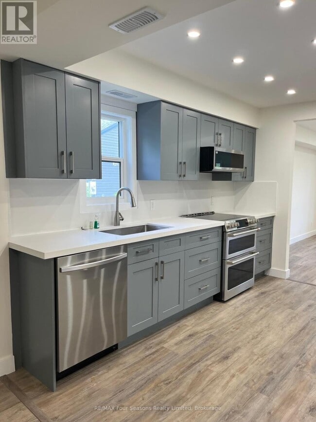 Building Photo - 440 Hurontario St