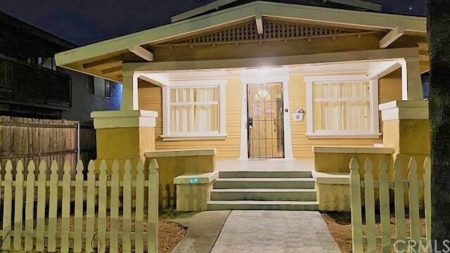 Foto del edificio - 832 S Anaheim Blvd