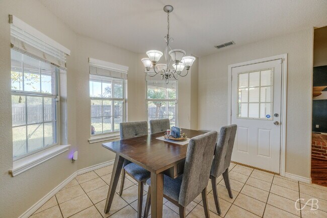 Foto del edificio - For Lease