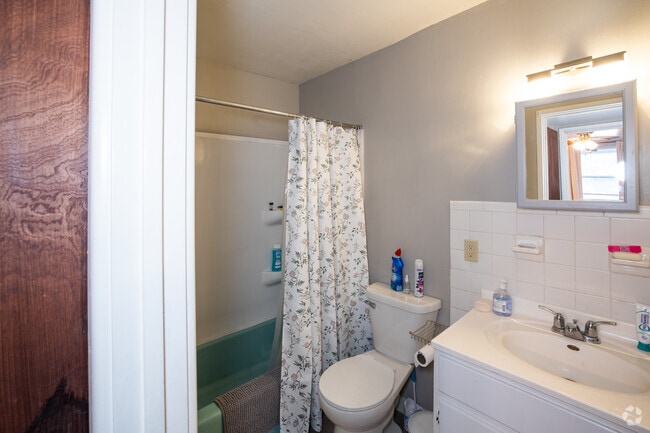 A 1BR, 1BA - 675SF - Bathroom - Ottawa Arms