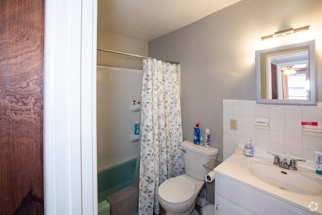Apartamento de 1 dormitorio y 1 baño - 675 pies cuadrados - Baño - Ottawa Arms