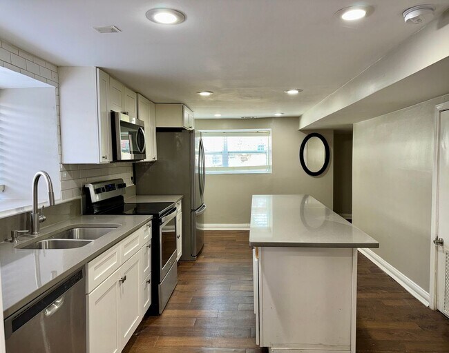 Foto del edificio - Renovated Garden Level Apartment!