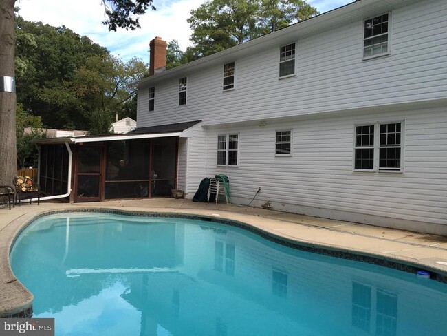 Foto del edificio - 6048 Redwood Ln