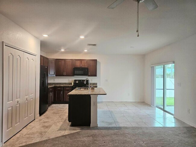 Building Photo - 3050 Beacon Dr