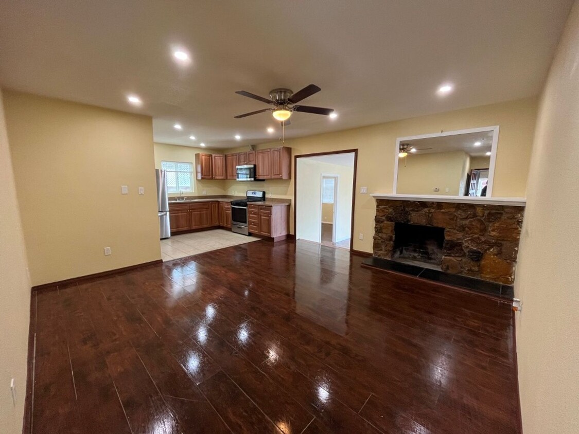 Foto principal - MOVE IN READY 4+2 w/bonus room + open floo...