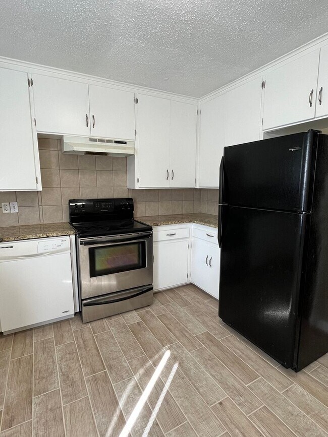Foto del edificio - 3 bedroom near Riverside Parks Trail!!