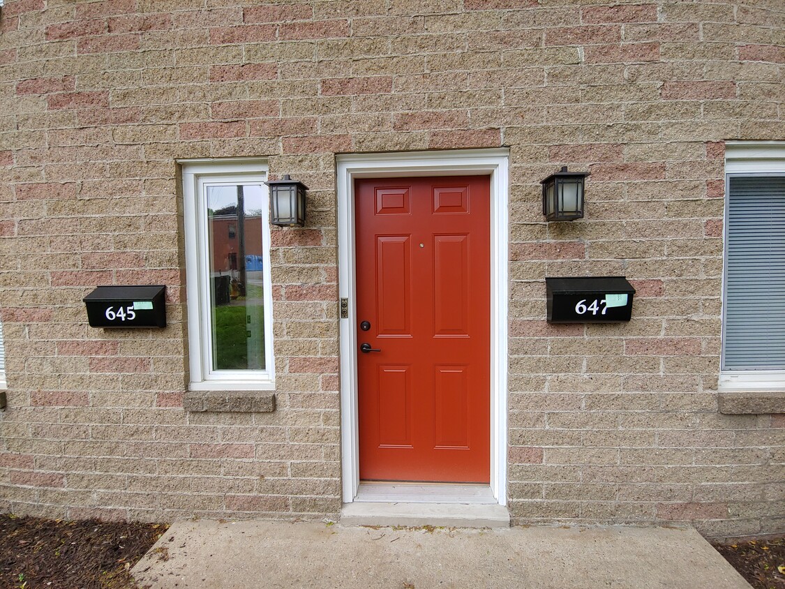 Entrance - 647 Isabella St