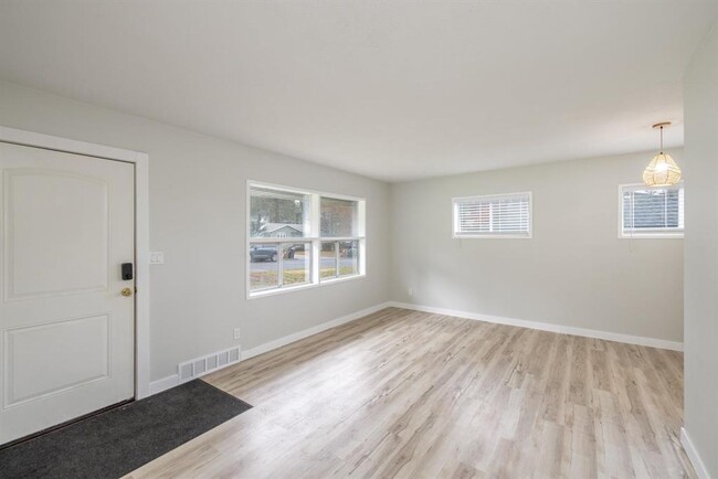 Building Photo - Move In Ready South Hill 2 Bedroom 1 Bath ...