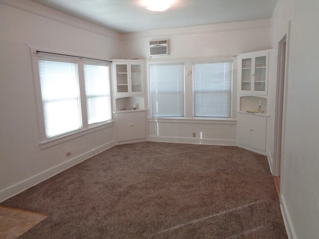Building Photo - Adorable 1 bedroom with fenced in yard