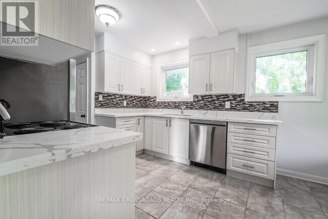 Building Photo - 407 Marybay Crescent