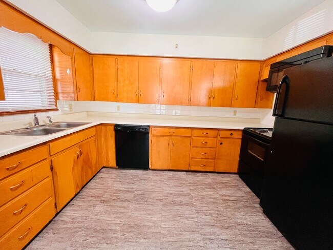 Foto del edificio - Single Family Home - 3 bedrooms and 1.5 ba...