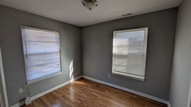 Foto del edificio - 4822 Woodend Ave