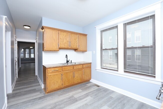 Building Photo - 2039 W 23rd St